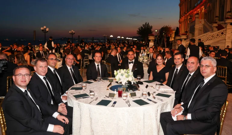 Özdilek Holding 55. Yılını Çırağan Sarayı’nda Kutladı: Erol Evgin sahnede büyüledi