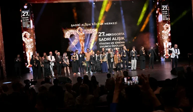 Sadri Alışık 2926 Tiyatro ve Sinema Oyuncu Ödülleri AKM’deki törenle verildi
