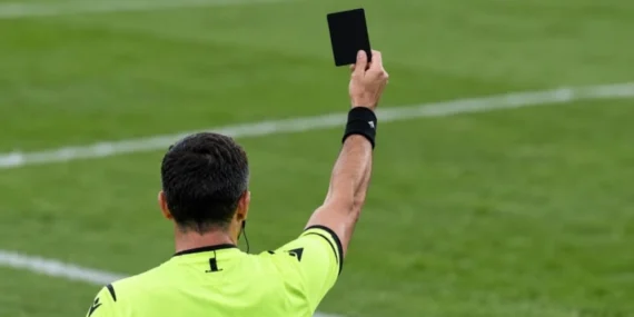 Futbolda siyah kart gösterilecek: İşte anlamı