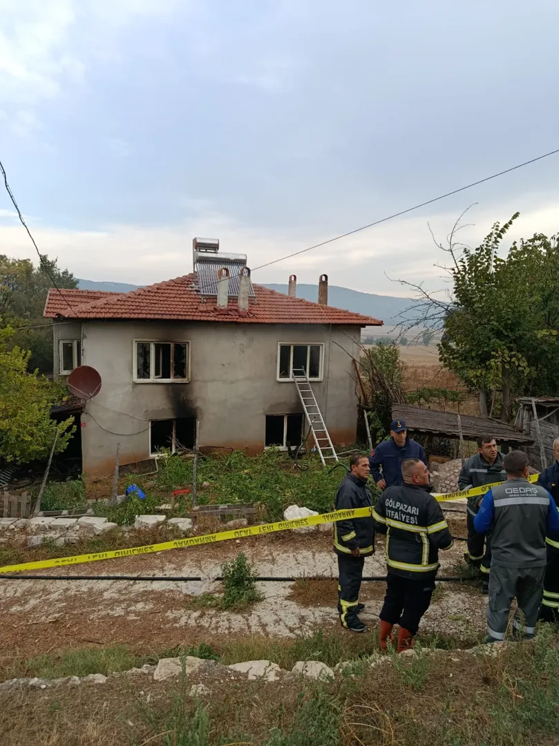 AA 20260927 42582401 42582400 BILECIKTE EVDE CIKAN YANGINDA BABA VE KIZI OLDU