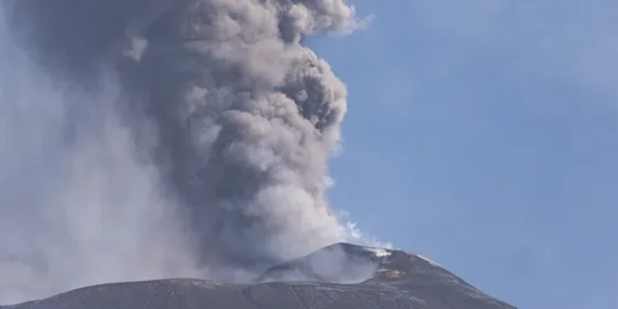 Etna Yanardağı kül yağdırdı, İtalya’da bazı uçak seferleri iptal edildi