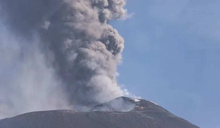 Etna Yanardağı kül yağdırdı, İtalya’da bazı uçak seferleri iptal edildi