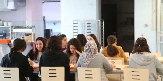 İBB’nin öğrencilere eğitim yardımları, kıyafet ve ulaşım desteği artarak sürüyor