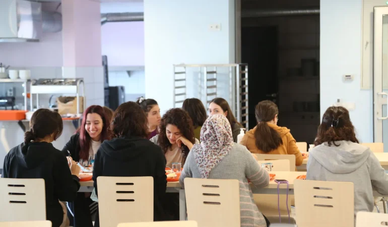 İBB’nin öğrencilere eğitim yardımları, kıyafet ve ulaşım desteği artarak sürüyor