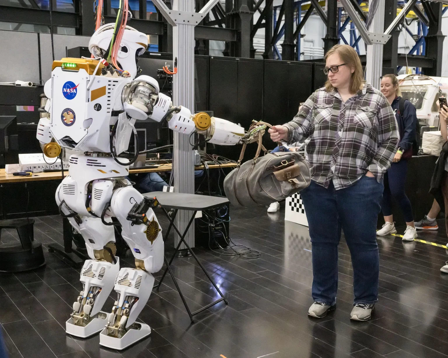 nasa u4zay gorevleri icin insansi robotlar gelistiriyor 1790931244
